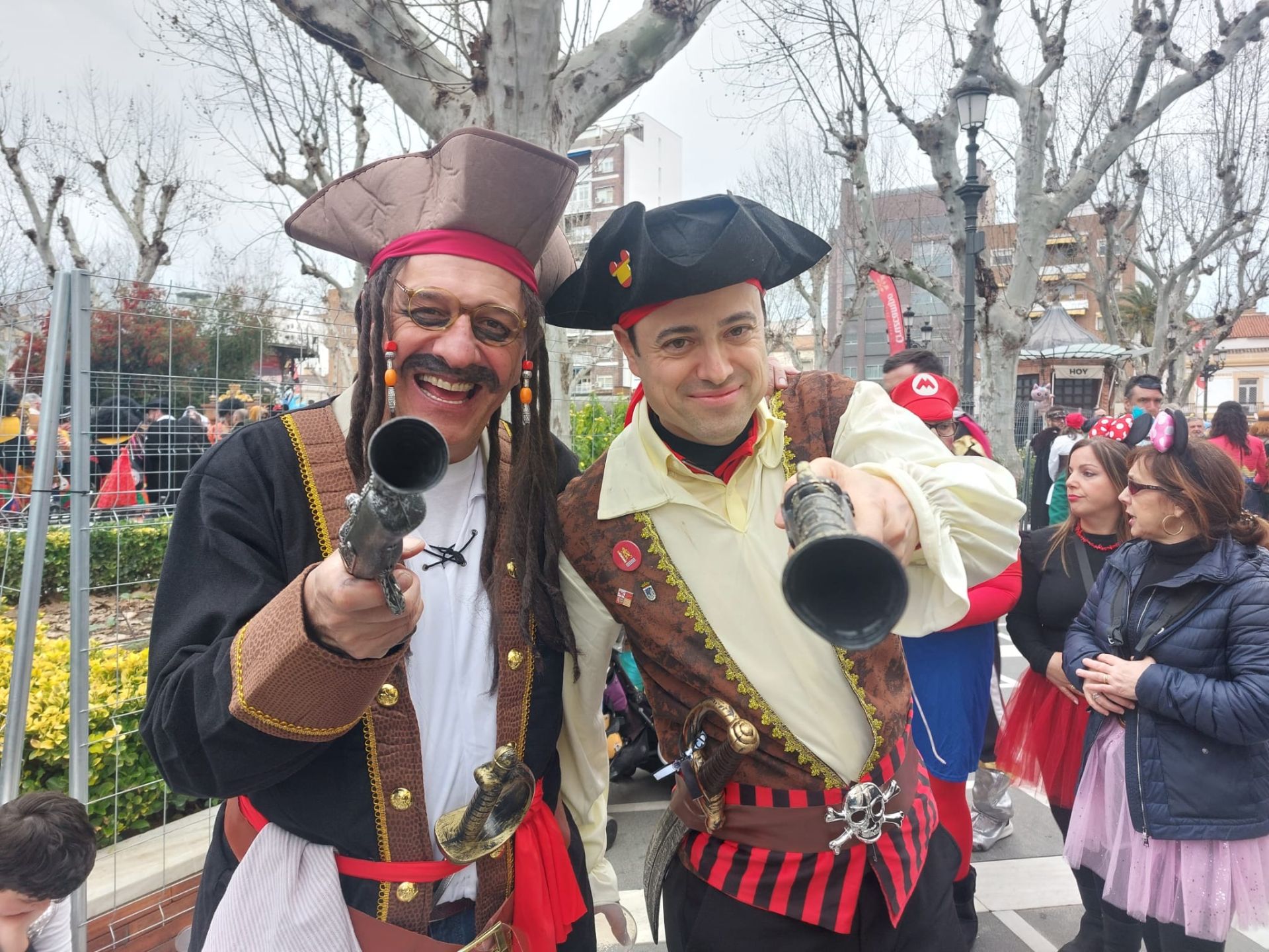 Los piratas Juan Antonio Morales y Alejandro Vélez, al abordaje del Carnaval.