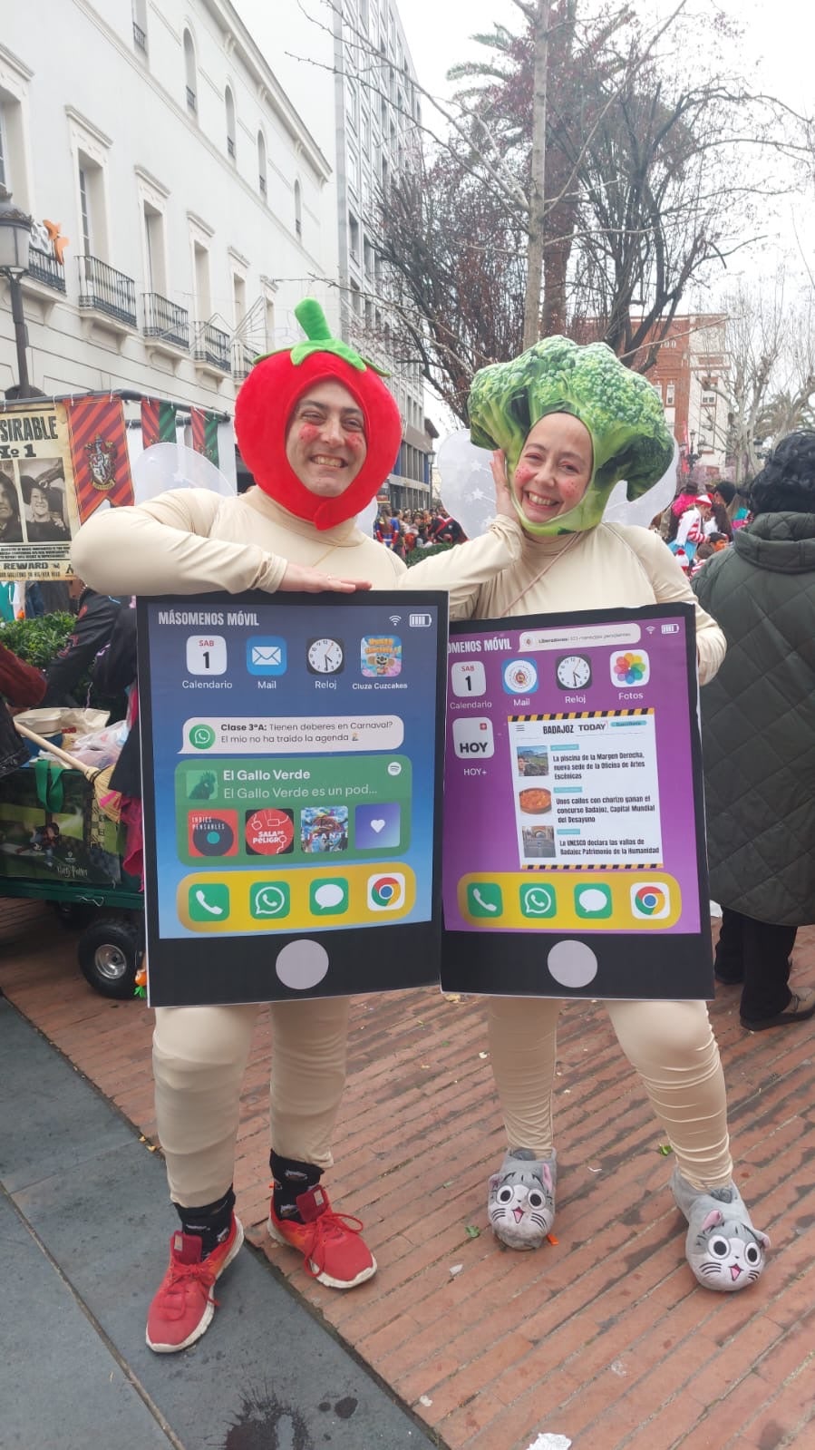 «Siempre van colgados del móvil». ¿Adivinan quiénes son? Sí, los 'Sonny Angels' también se han apuntado al Carnaval de Badajoz