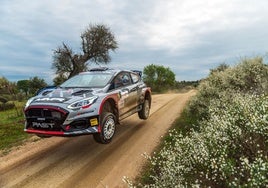 Gil Membrado y Alejandro López durante la etapa de este sábado en el Rally de Tierra de Cáceres.