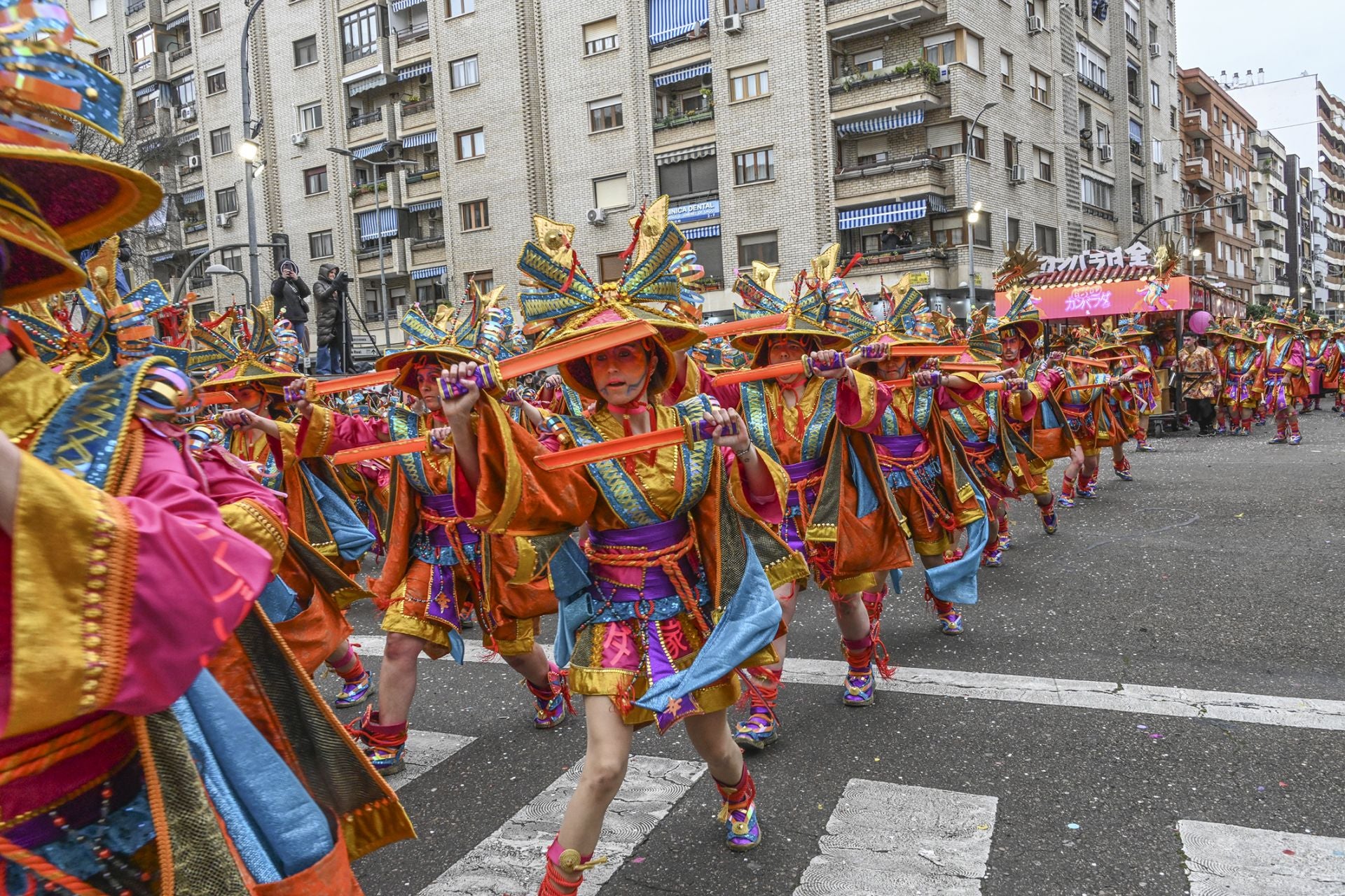 La comparsa ganadora del Gran Desfile del Carnaval de Badajoz, en imágenes