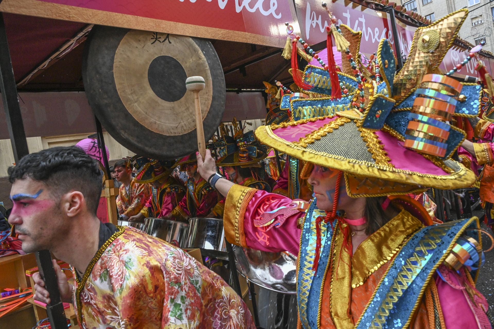 La comparsa ganadora del Gran Desfile del Carnaval de Badajoz, en imágenes