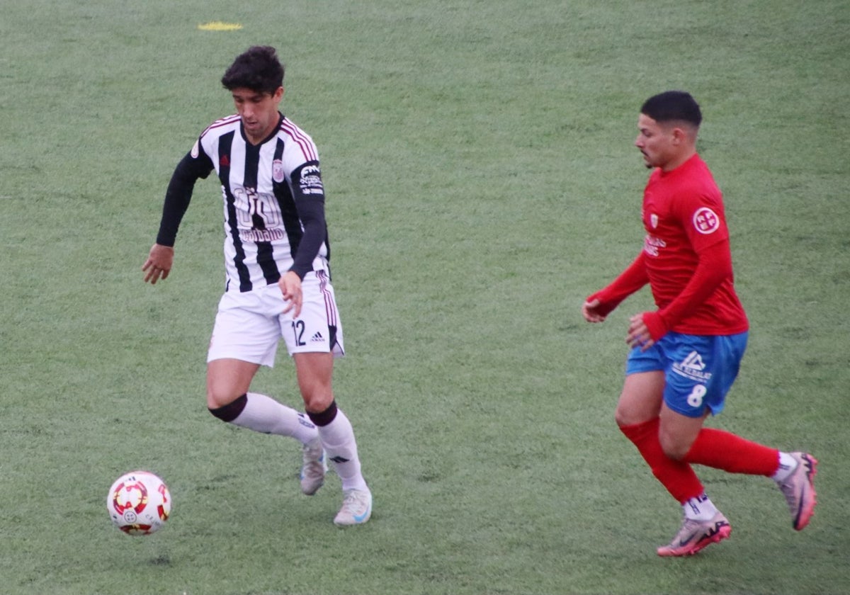 El blanquinegro Borja Domingo presionado por el jugador del conjunto verato Taly en el duelo de este domingo.