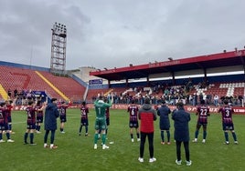 Los jugadores azulgranas agradecen a su afición el apoyo tras el triunfo de este domingo.