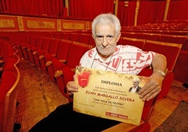 Juan Margallo tiene un asiento con su nombre en el Gran Teatro de Cáceres, su ciudad natal. Imagen de archivo del homenaje que le brindó el recinto en 2009.