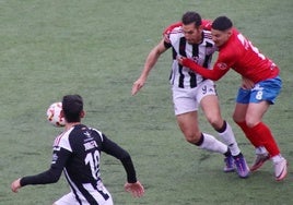 Álex Alegría marcado muy encima por Talyson, en el Jaraíz-Badajoz.