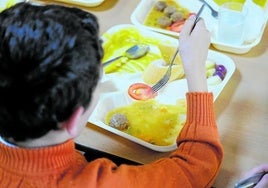 Un niño prueba la comida de un comedor escolar.