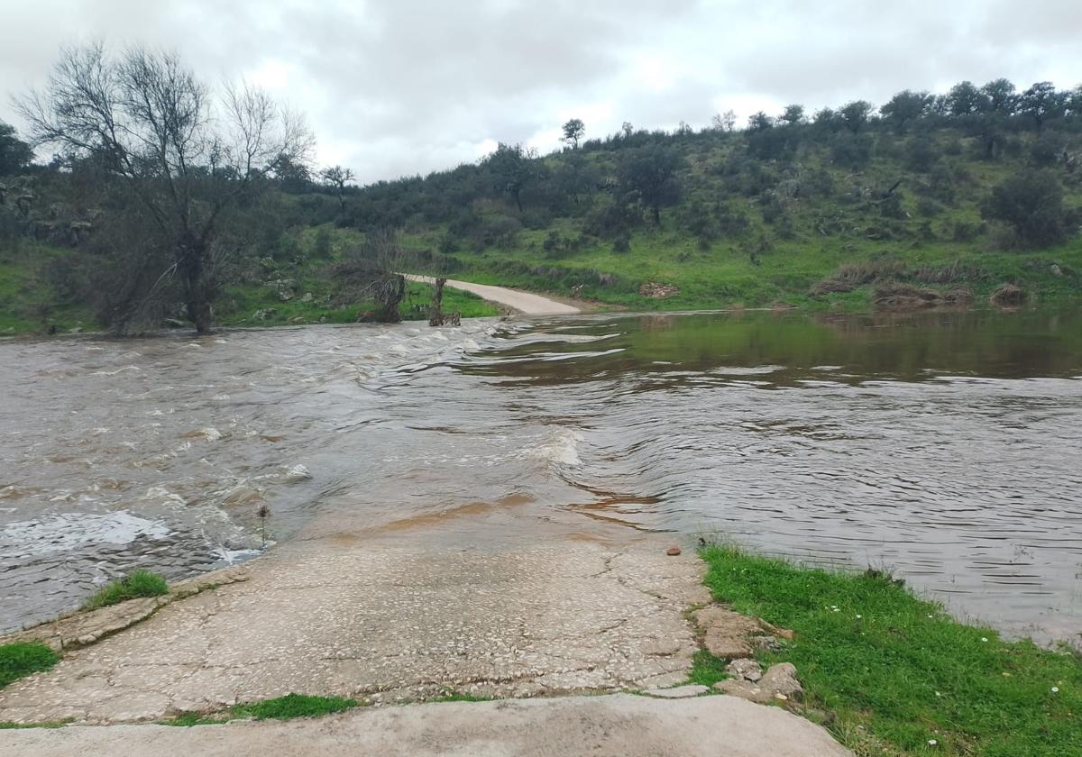 La crecida del río Salor vuelve a dejar incomunicados a los vecinos de Cuartos del Baño