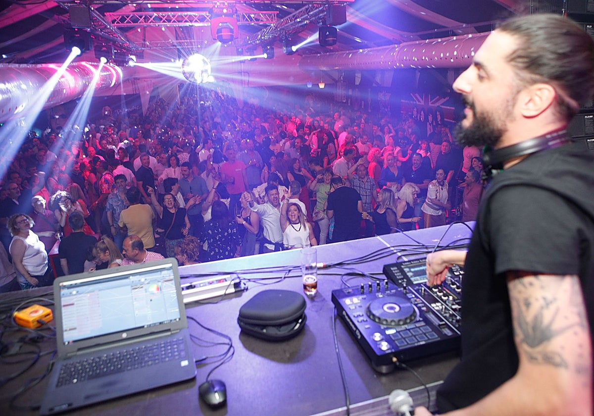 Actuación en el recinto ferial durante la celebración de las fiestas de San Fernando.