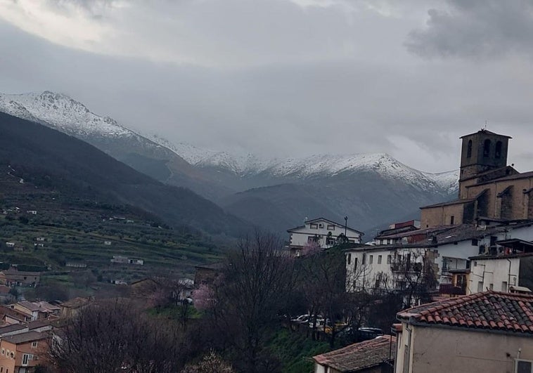 La nieve regresa a la sierra de Hervás.