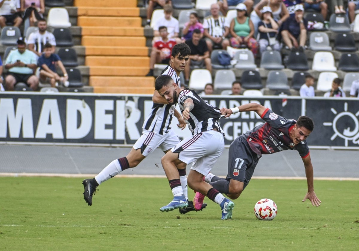 Bermu y Canty tiran cada uno para un lado en la disputa de un balón en el Badajoz-Llerenense.