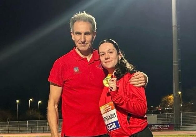 Paula Carreira junto a su entrenador Antonio Fuentes.