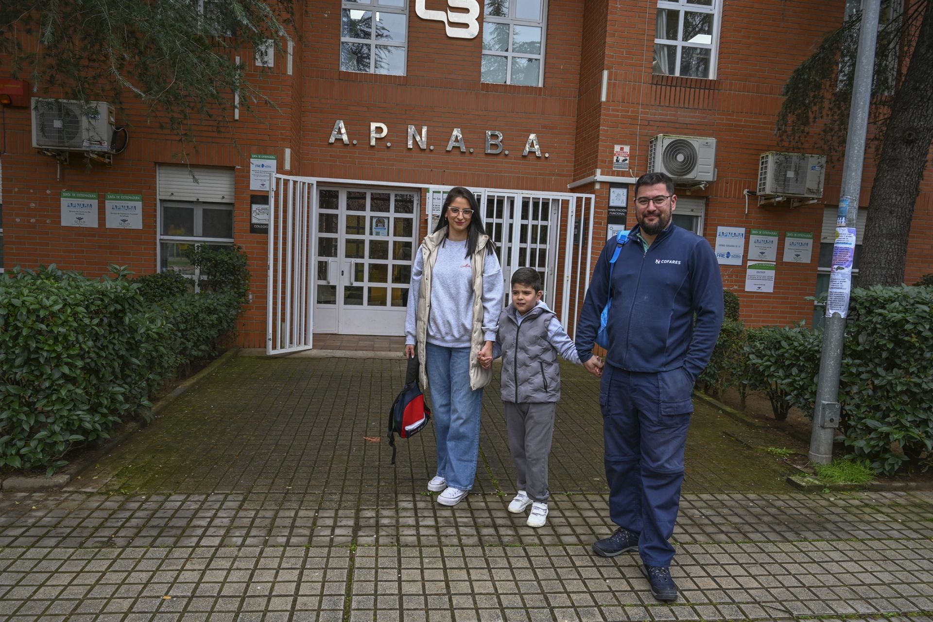 Hugo Silva junto a sus padres a su llegada a Apnaba.