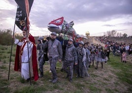 Andrés Madrigal, de oficiante, y las Iguales, de portadores, llevan la sardina a la hoguera.