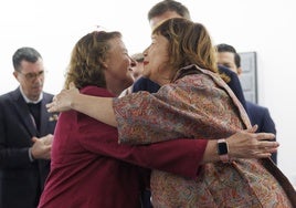 La directora de Arco se funde en un abrazo con la hija de Helga de Alvear, a la que se recordó el primer día.