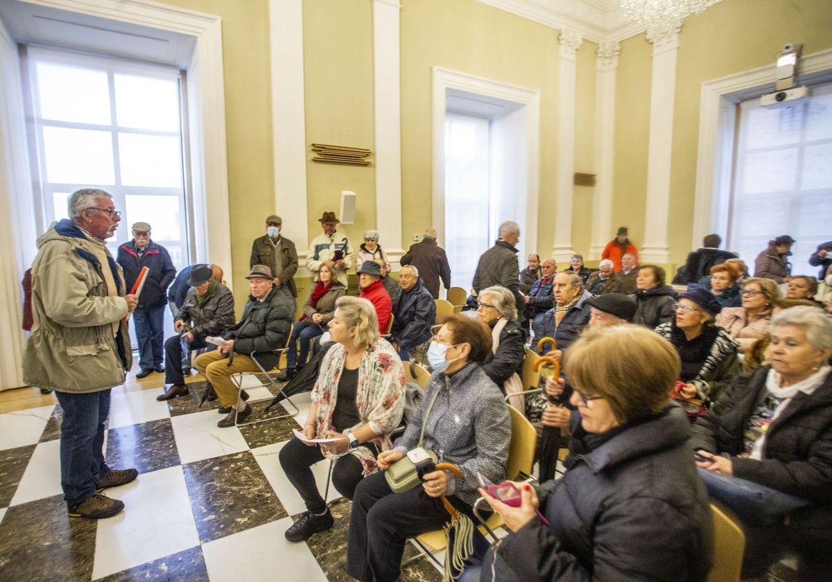 Los mayores protestaron en 2022 en el Ayuntamiento por la pérdida de espacios para bailar.