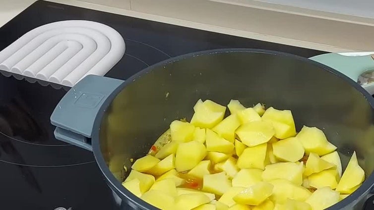 Guiso de patatas con arroz y atún de lata