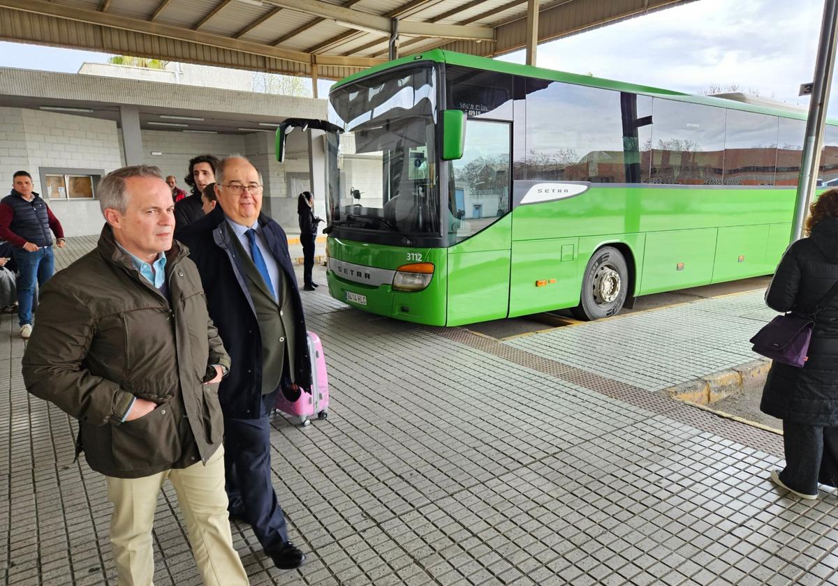 El consejero de Infraestructuras, Transporte y Vivienda, Manuel Martín Castizo, vistan la estación de autobuses de Zafra.