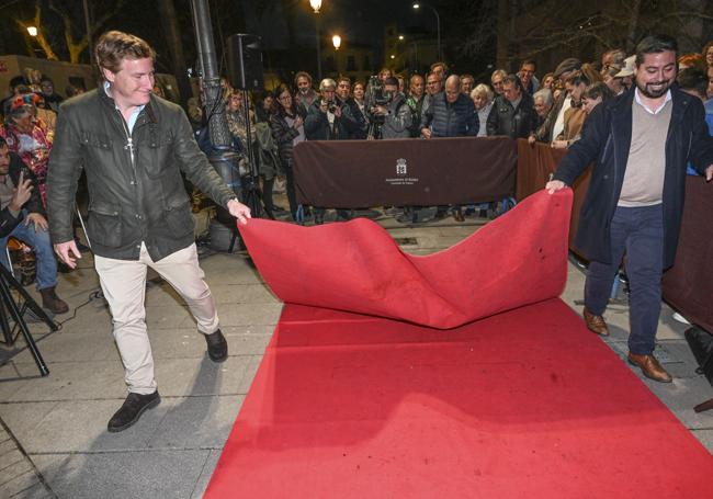 El alcalde Ignacio Gragera y el concejal José Antonio Casablanca descubren las placas.