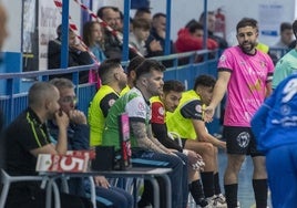 Banquillo del Badajoz GV en un partido disputado en el pabellón Hernán Cortés.