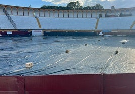 Ruedo de la plaza de toros de Olivenza con la habitual protección contra la lluvia.