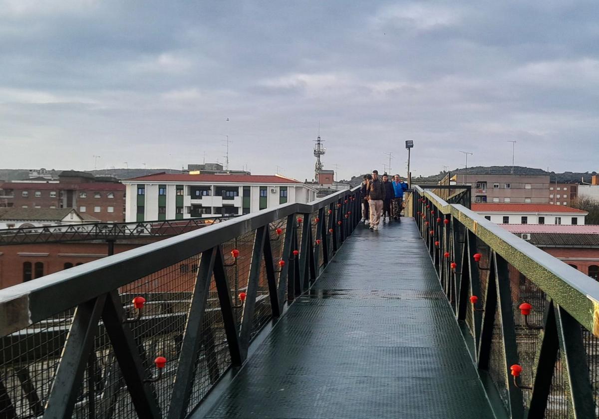 Pasarela peatonal que salva las vías entre las viviendas del silo y la estación