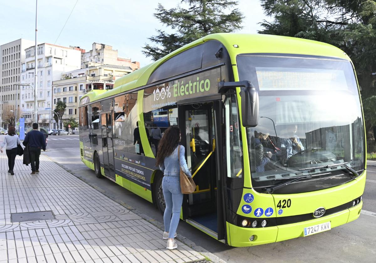 Los viajeros del bus de Badajoz subieron un 17%.