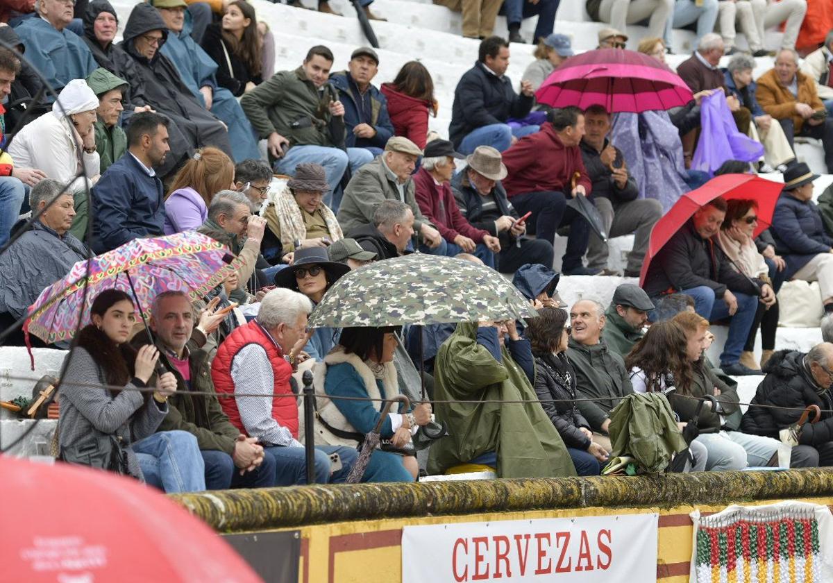 En Olivenza el fuerte aguacero obligó a terminar antes de tiempo la novillada que abrió la feria taurina este viernes.