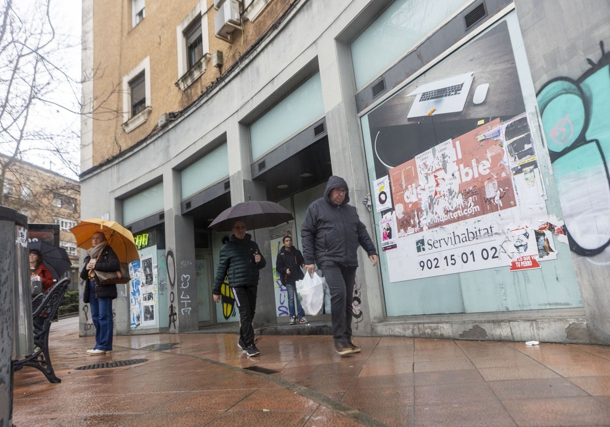 Fachada degradada de una antigua entidad bancaria en la plaza de Colón.