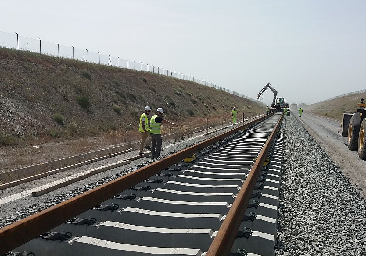 Montaje de vías en la plataforma de alta velocidad al sur de Cáceres.