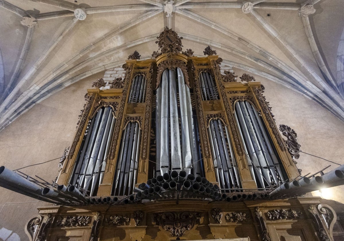 Órgano barroco en la iglesia de Santiago de Cáceres.