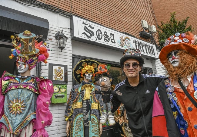 Sosa con parte de los maniquíes de Carnaval que tiene en su estudio.