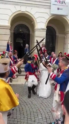Abel Sansinena, de la murga Los Water, se casa disfrazado de Menacho