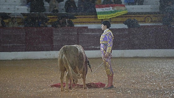 Tres novilleros demuestran que quieren ser toreros en el diluvio que abrió la feria de Olivenza