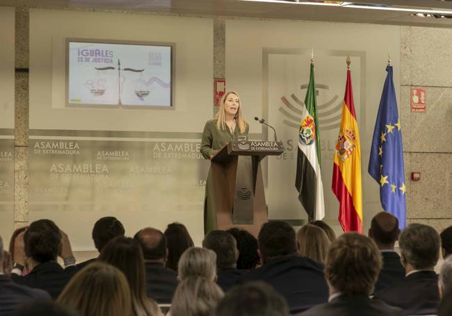 María Guardiola, durante su discurso en el acto celebrado en la Asamblea.