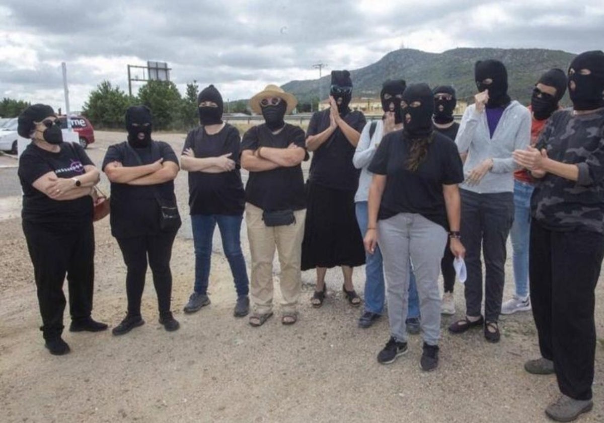 Acto reivindicativo de la organización Mujeres Libres de Extremadura en un prostíbulo cercano a Mérida.