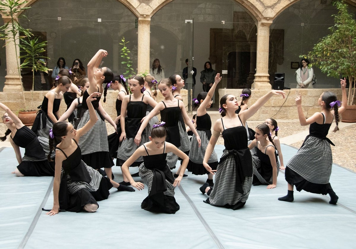 Alumnas del Conservatorio de Danza en el acto institucional de la Diputación de Cáceres.