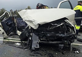 El Seat Ibiza en el que viajaba la víctima ha quedado destrozado.