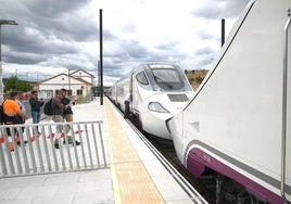 Las plataformas ciudadanas recaban firmas para pedir el tren Alvia