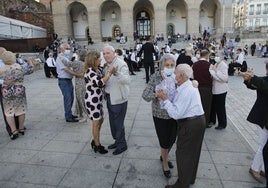 Baile con orquesta organizado en la Plaza Mayor de Cáceres en octubre de 2021.