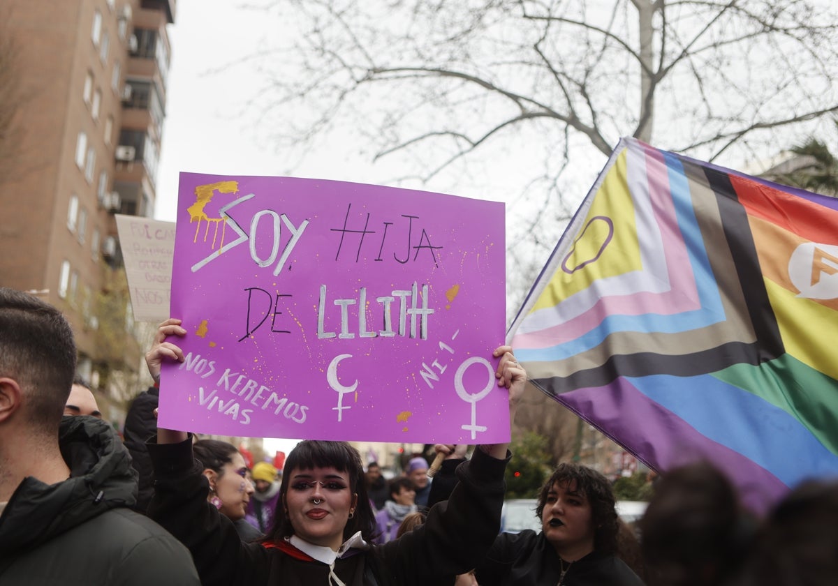 Participantes en el 8M, en la avenida de España, junto a Cánovas.