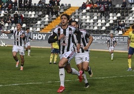 Borja Domingo, que se marchó lesionado, celebra el gol que adelantaba al Badajoz ante el Villafranca.