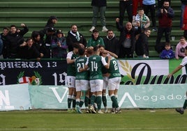 Los jugadores del Cacereño celebran el gol de Deco que dio la victoria ante el Unión Adarve.