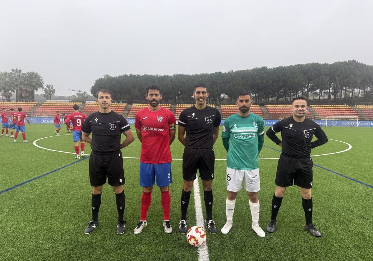 Los capitanes Caro y Pajuelo en la foto inicial con el trío arbitral.