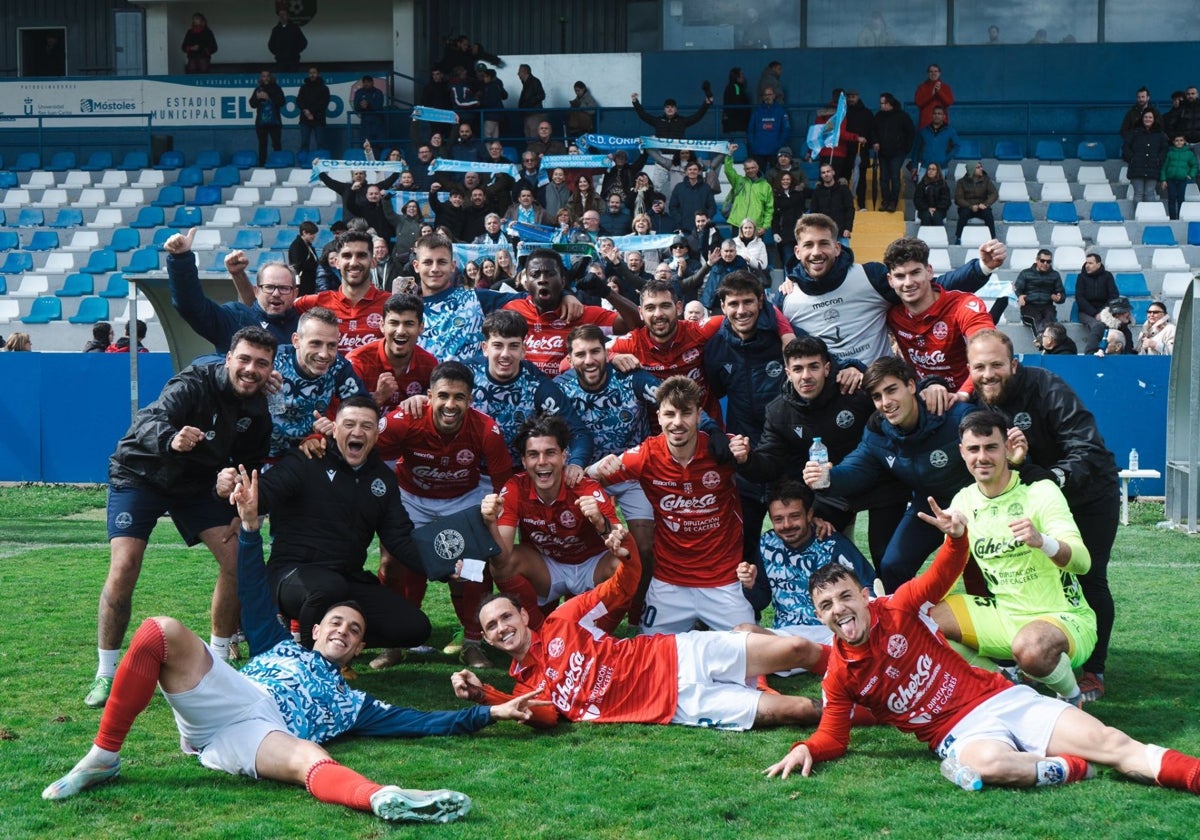 Los jugadores del Coria celebran el triunfo con sus aficionados desplazados a Móstoles.