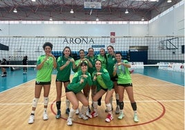 Las jugadoras del Arroyo celebran el triunfo en la cancha del Arona.