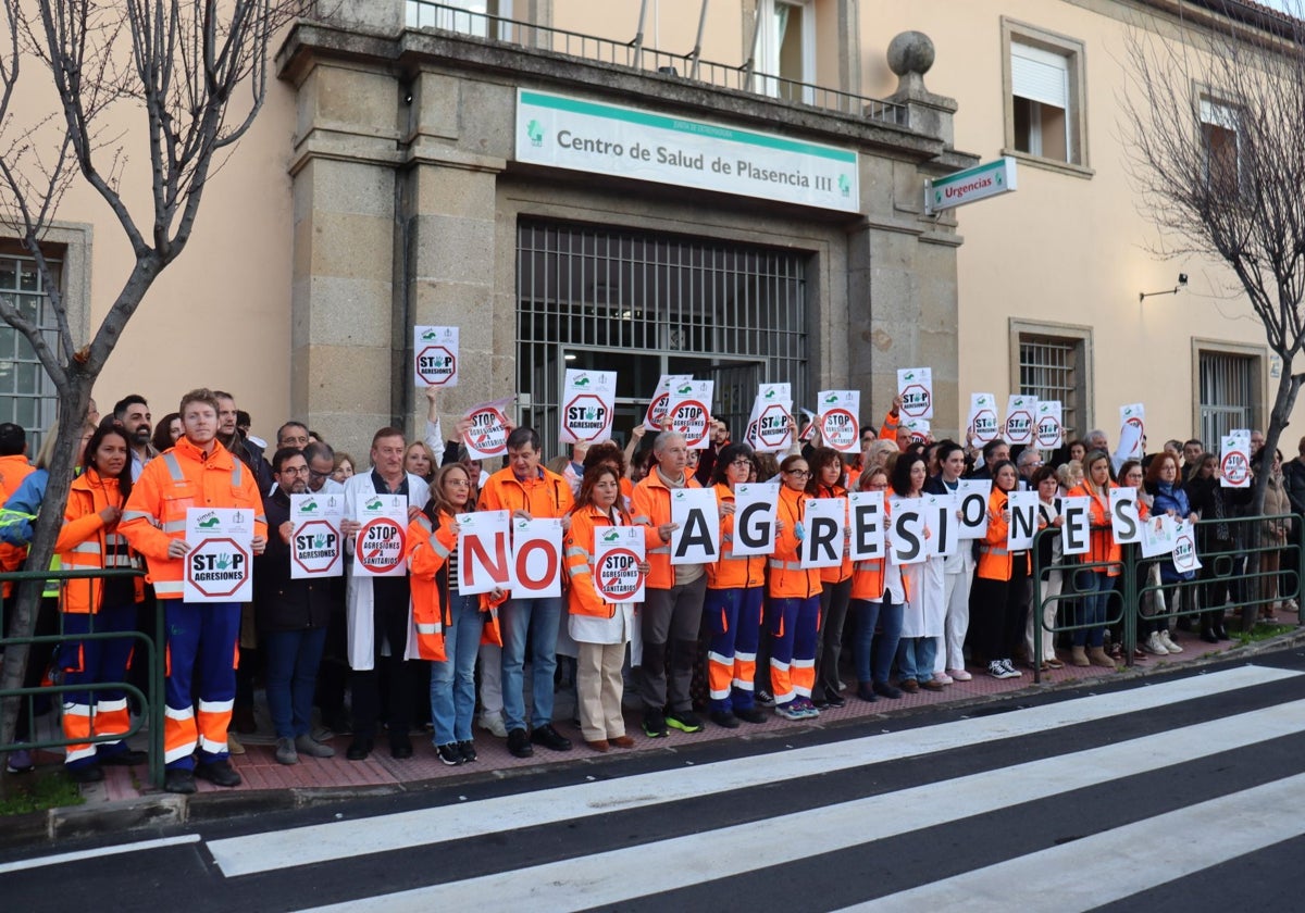 Imagen de archivo de una concentración en Plasencia contra las agresiones a sanitarios el pasado 20 de febrero.