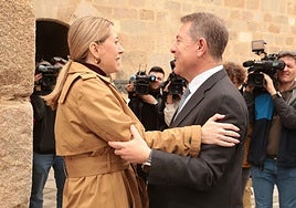 María Guardiola y Emiliano García-Page, este lunes en Mérida.