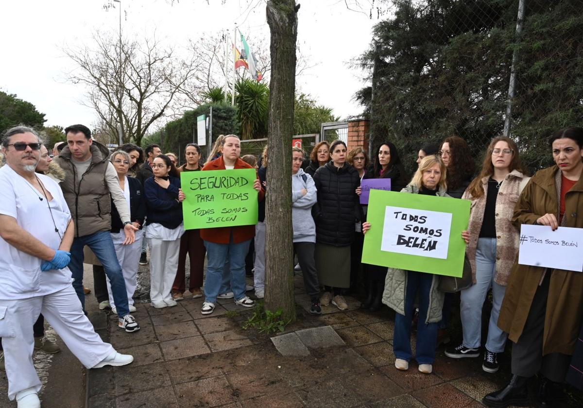 Protesta de trabajadores a las puertas del centro de menores San Juan Bautista de Badajoz