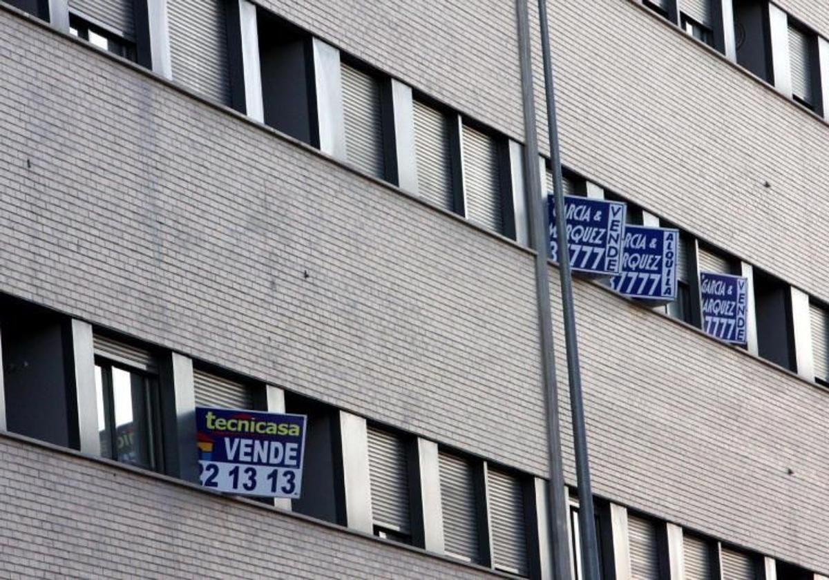 Imagen de archivo de carteles con viviendas en venta en un edificio de Badajoz.