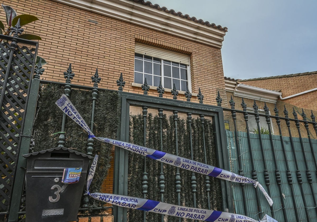 La educadora murió de forma violenta en esta vivienda de la Urbanización Guadiana.